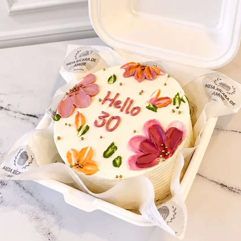 Bentô cake com flores pintadas e 'Hello 30' na caixinha
